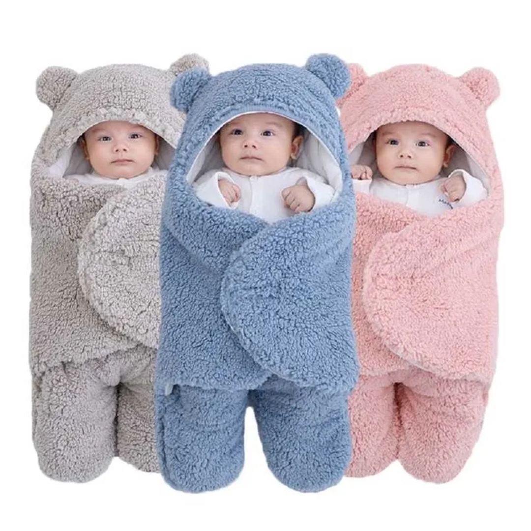 Soft baby blanket with bear motif
