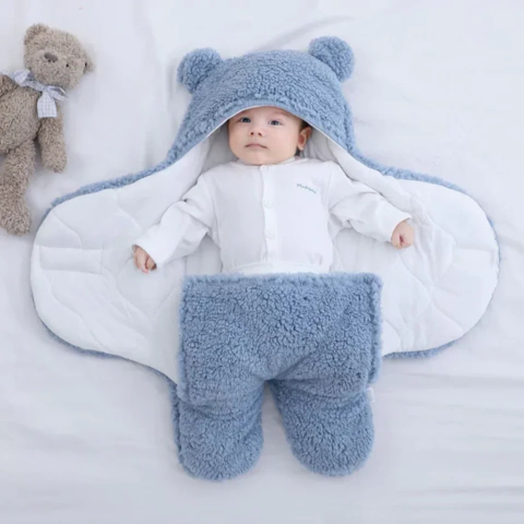 Soft baby blanket with bear motif