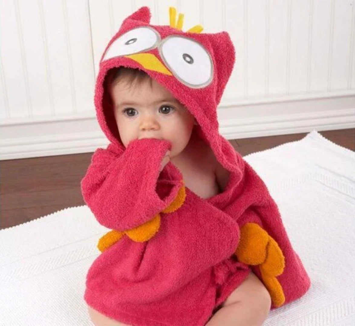 Baby bathrobe in soft absorbent material with animal motif