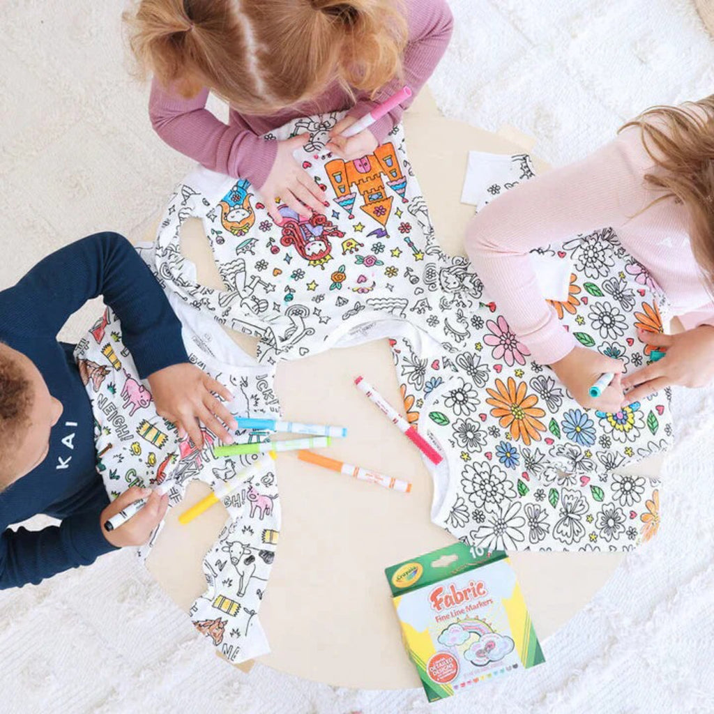 Kids' pajamas that can be drawn on and colored in