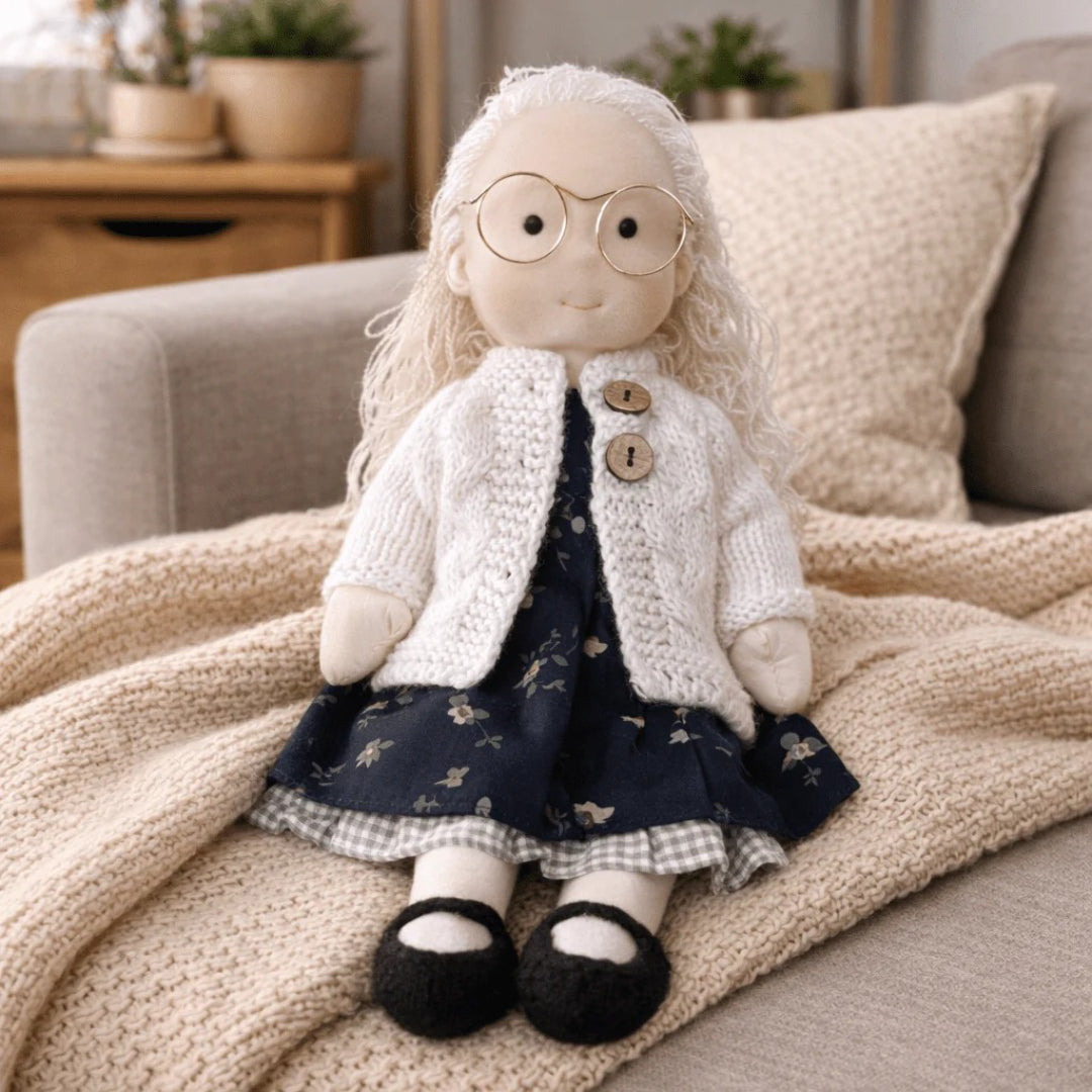 Håndlavet Waldorf dukke i bomuld til rolig og fantasifuld leg