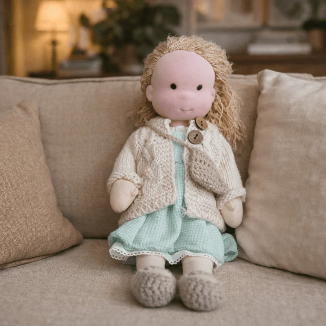 Håndlavet Waldorf dukke i bomuld til rolig og fantasifuld leg