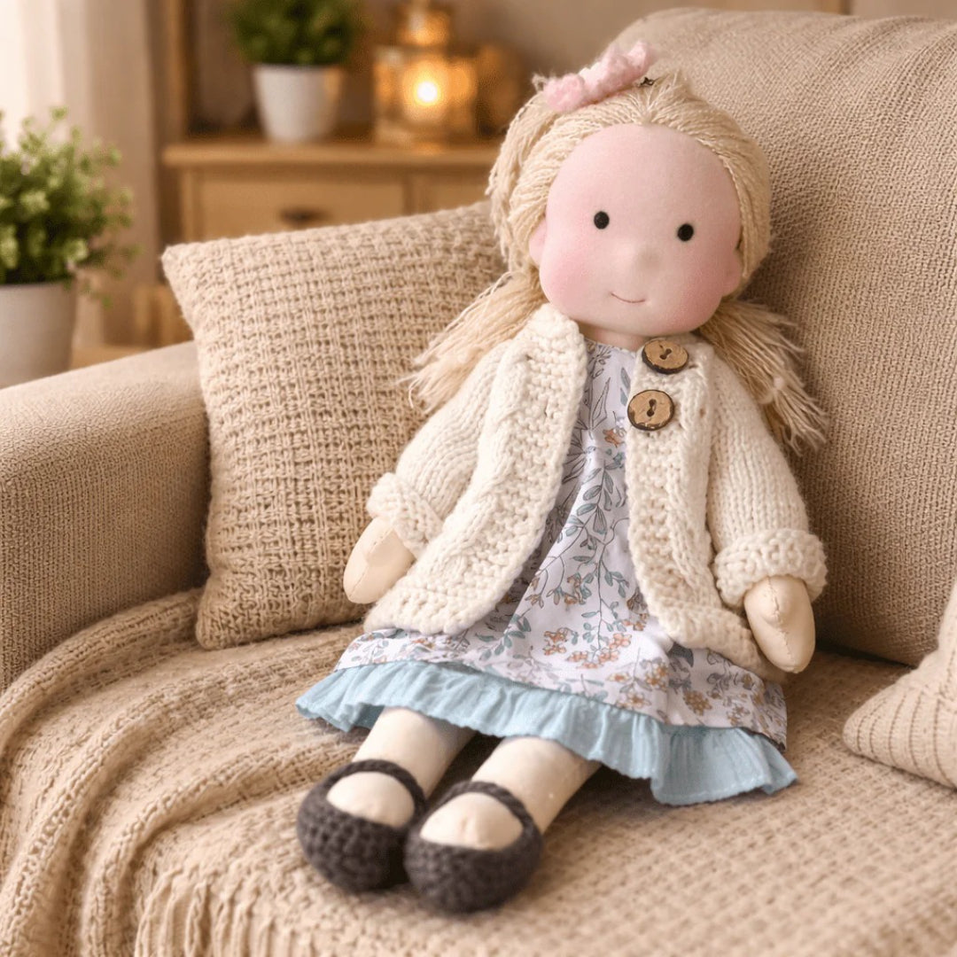 Håndlavet Waldorf dukke i bomuld til rolig og fantasifuld leg