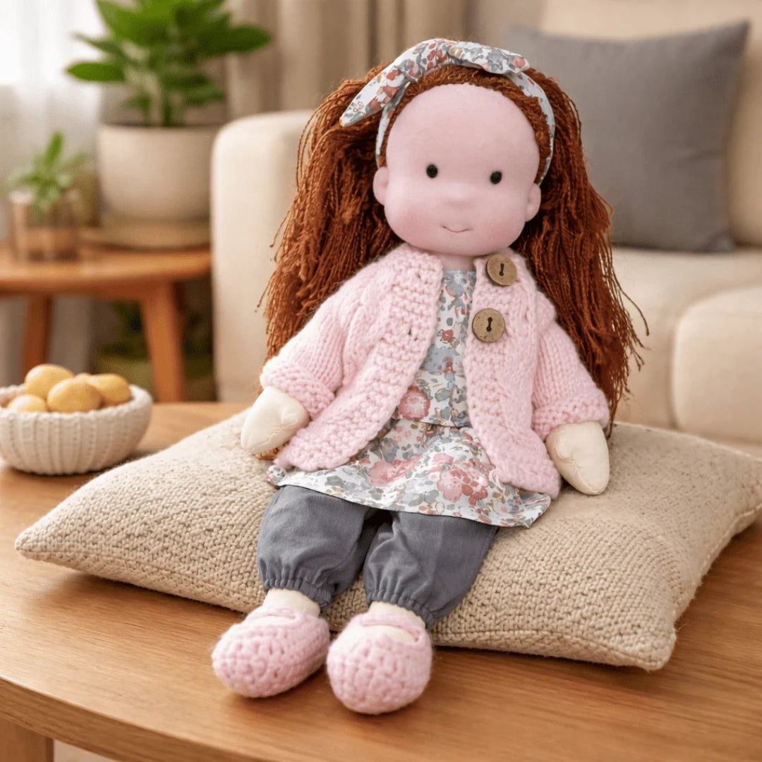 Håndlavet Waldorf dukke i bomuld til rolig og fantasifuld leg
