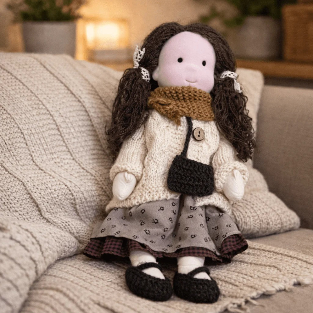 Håndlavet Waldorf dukke i bomuld til rolig og fantasifuld leg