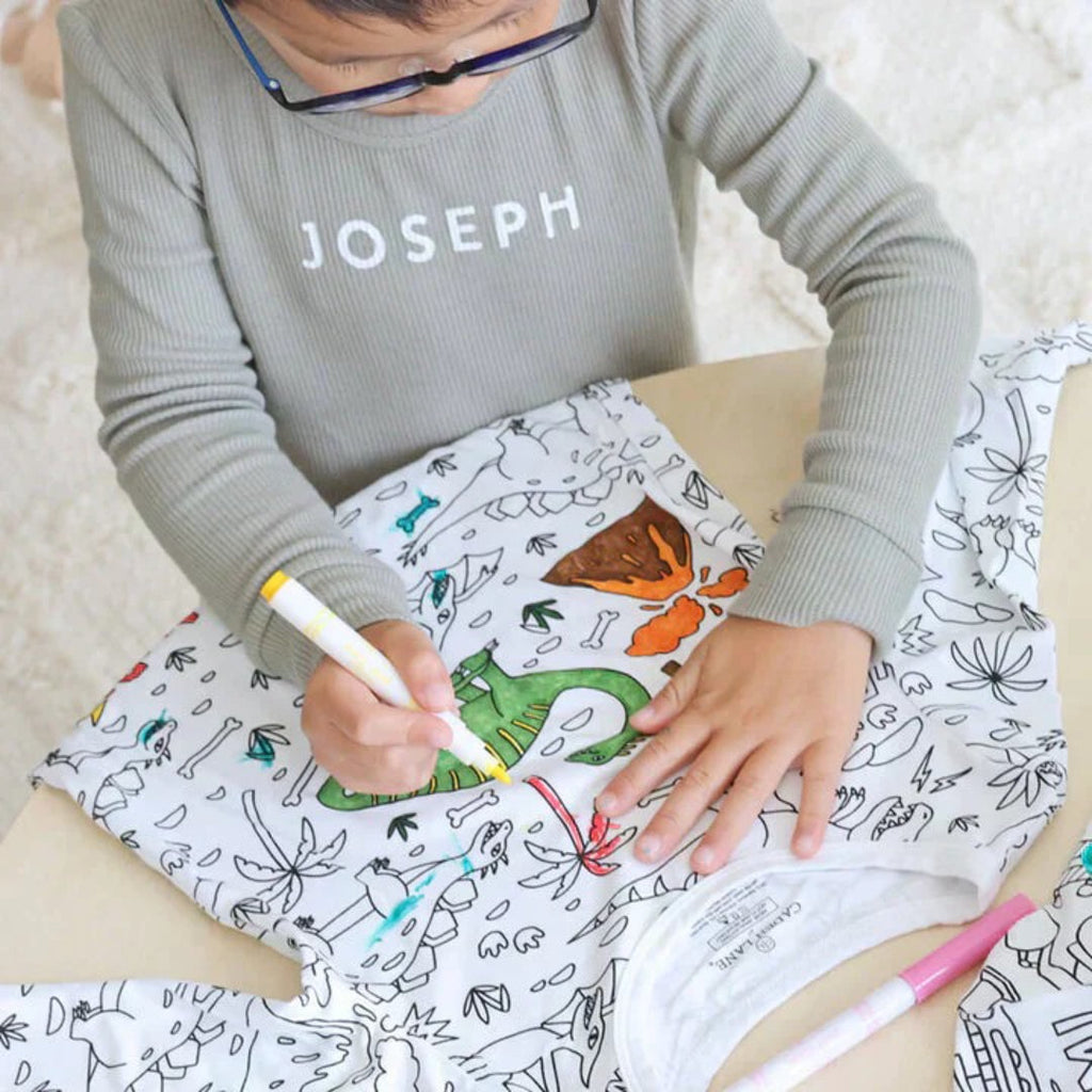 Kids' pajamas that can be drawn on and colored in