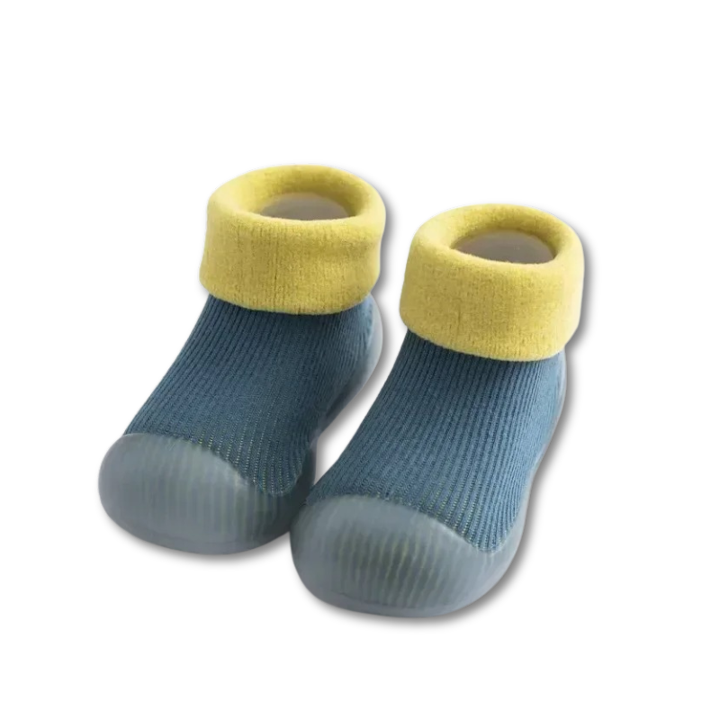 Chunky knitted baby booties for chilly days