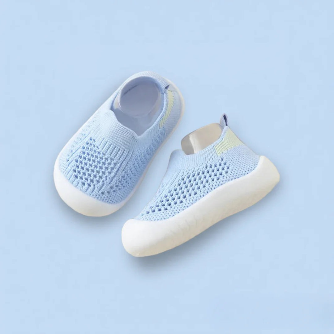Baby shoes for the first steps with a practical and cute design
