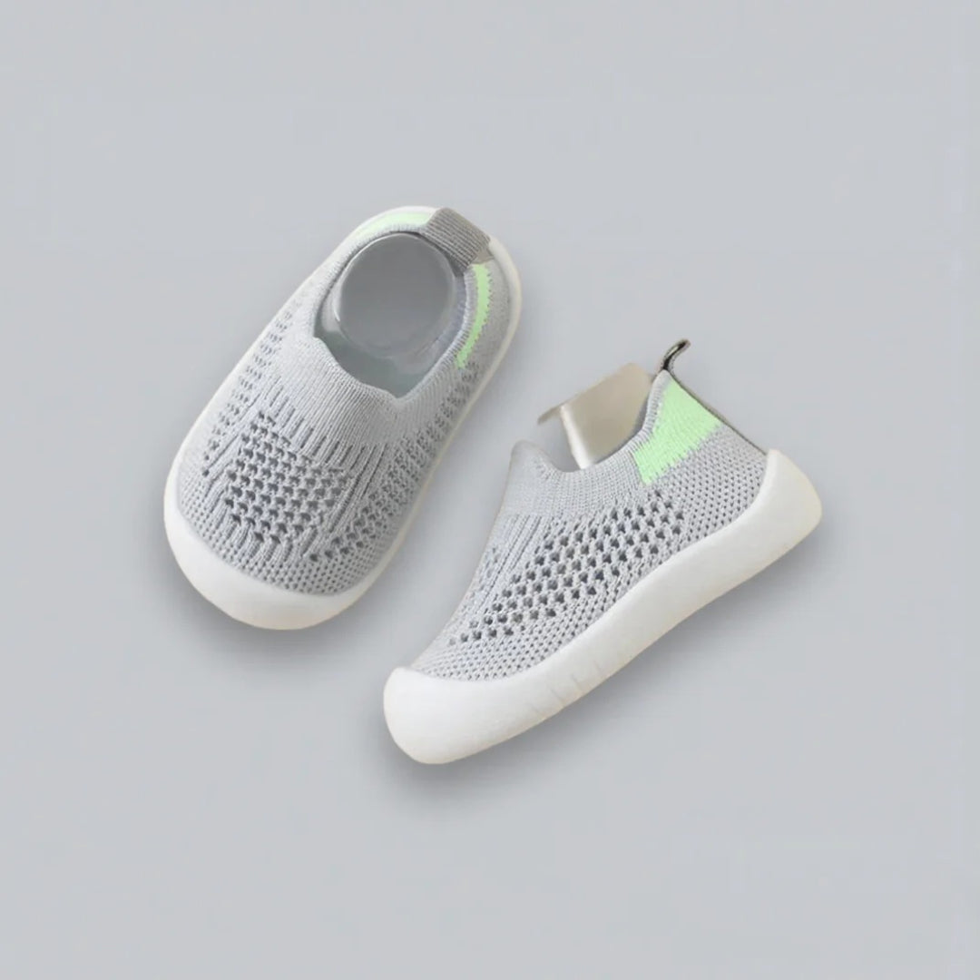 Baby shoes for the first steps with a practical and cute design