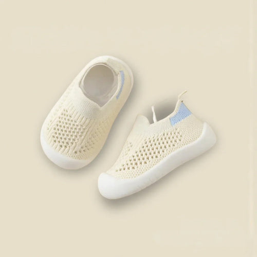 Baby shoes for the first steps with a practical and cute design
