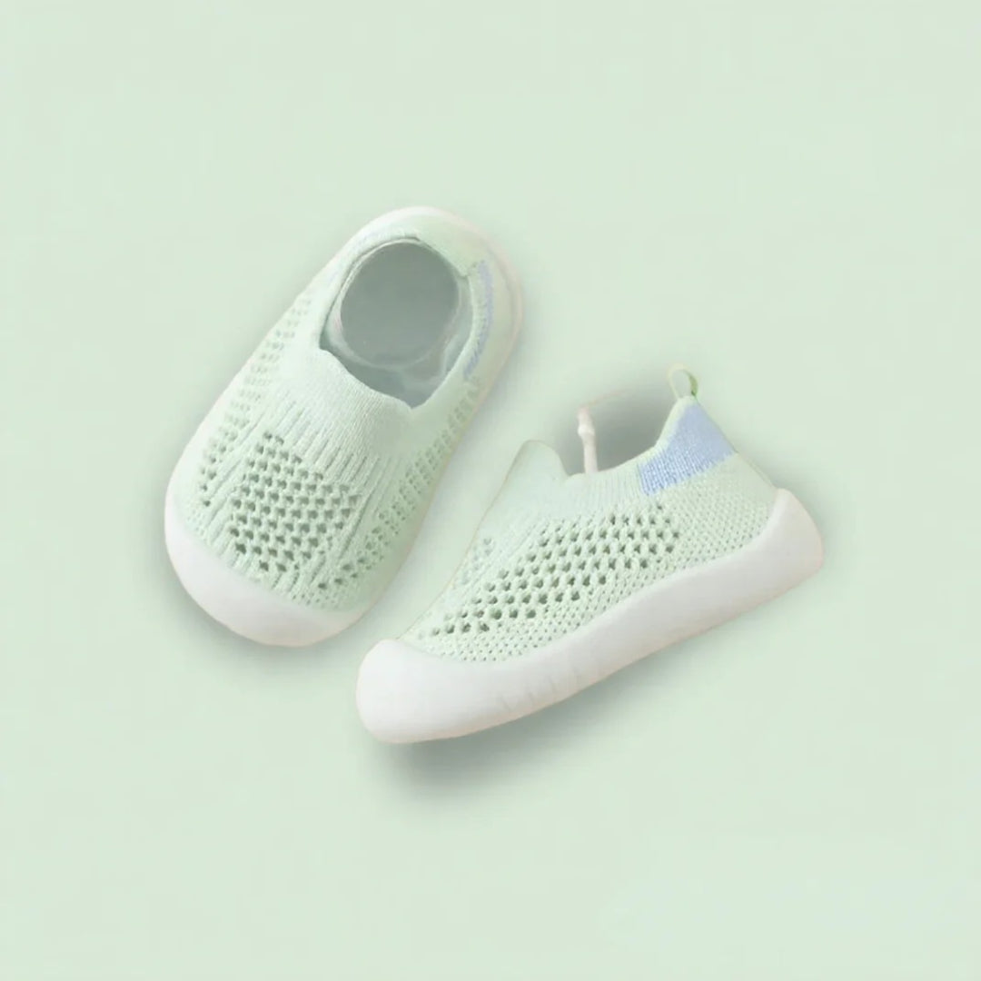 Baby shoes for the first steps with a practical and cute design
