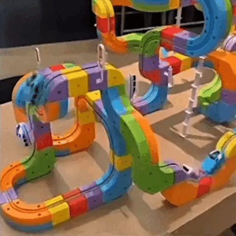 Train set with 3D track and battery-powered locomotive