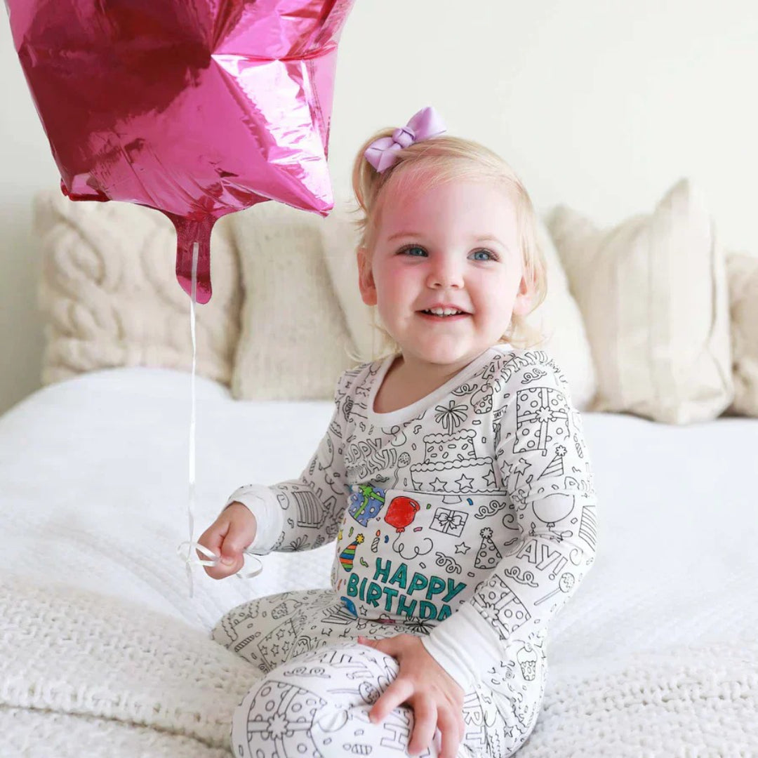 Kids' pajamas that can be drawn on and colored in