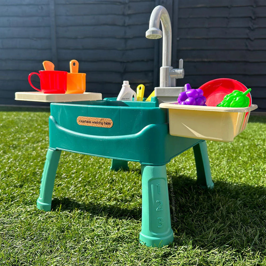 Toy kitchen role-play set with tap