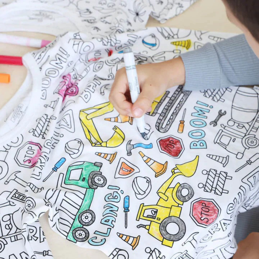 Kids' pajamas that can be drawn on and colored in