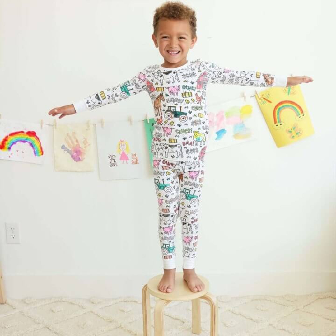 Kids' pajamas that can be drawn on and colored in