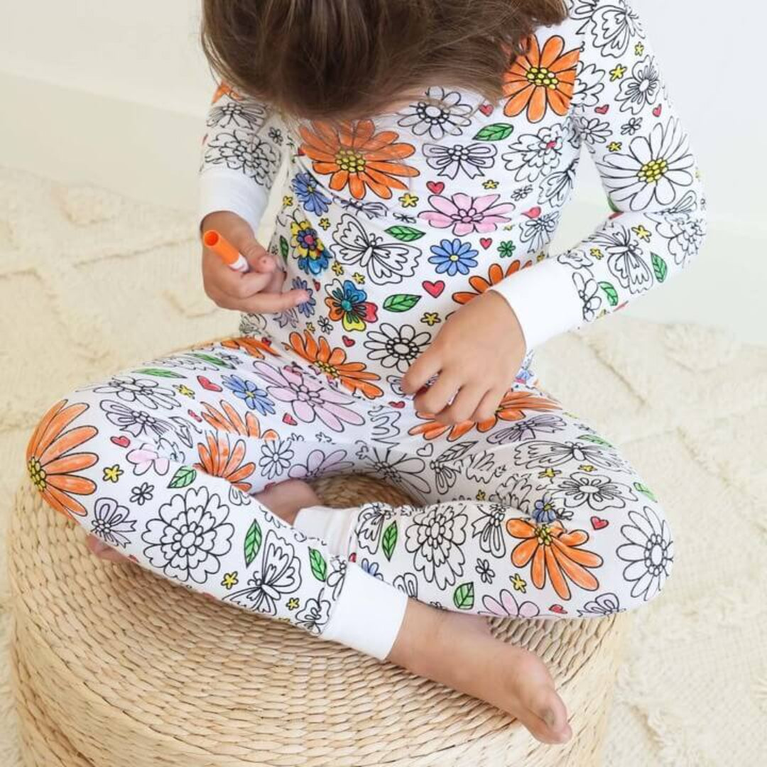 Kids' pajamas that can be drawn on and colored in