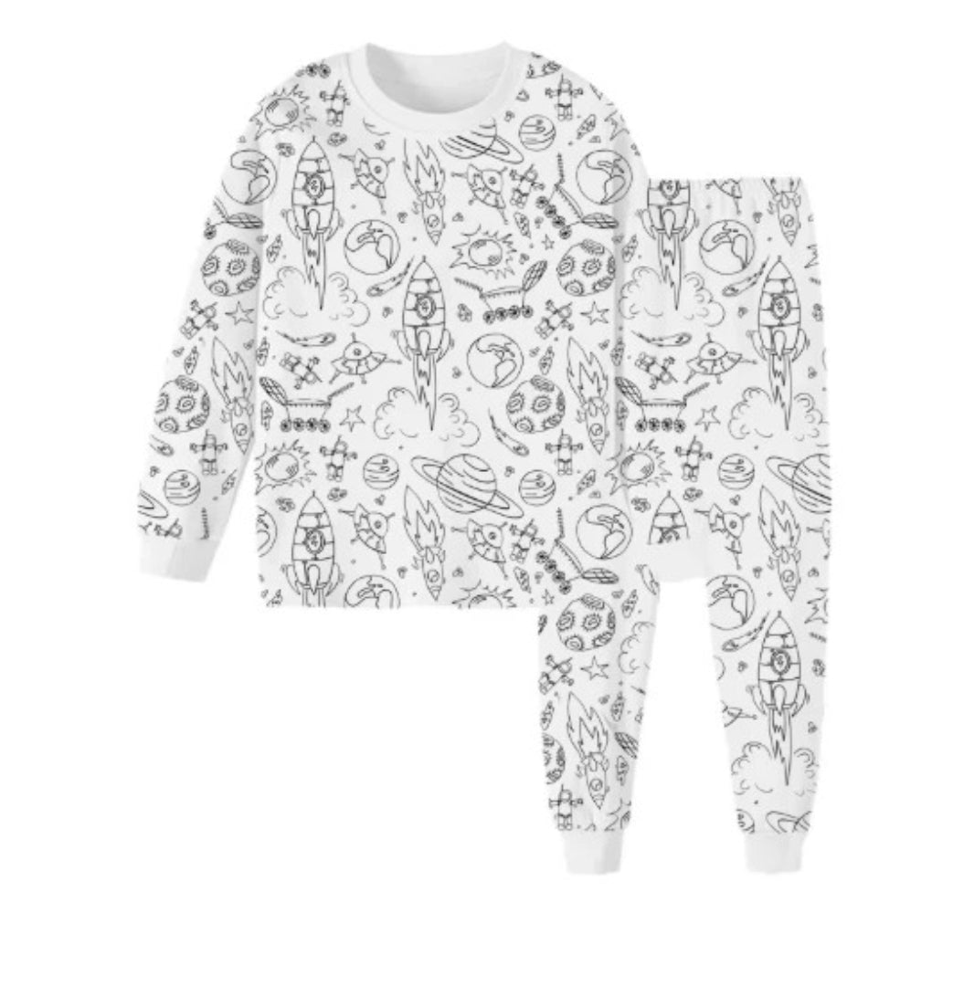 Kids' pajamas that can be drawn on and colored in