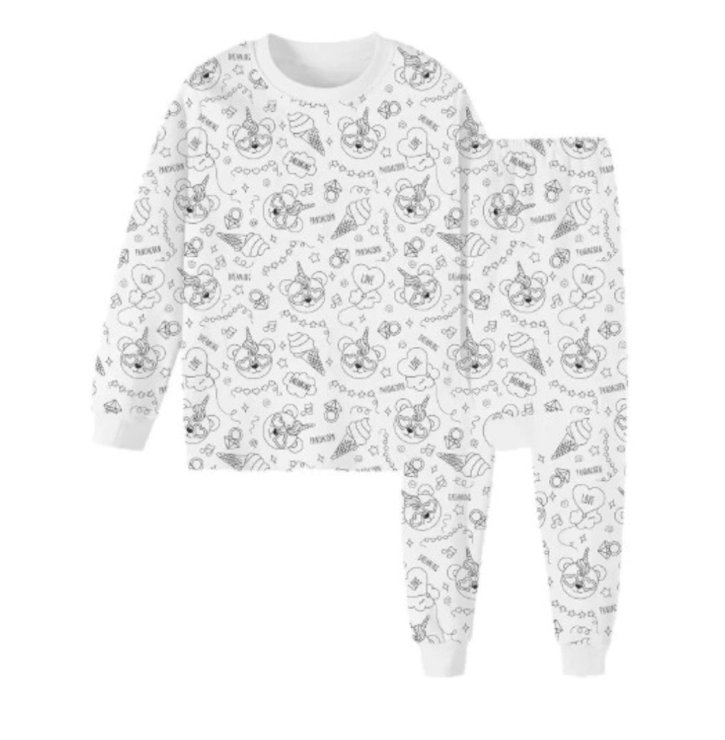 Kids' pajamas that can be drawn on and colored in