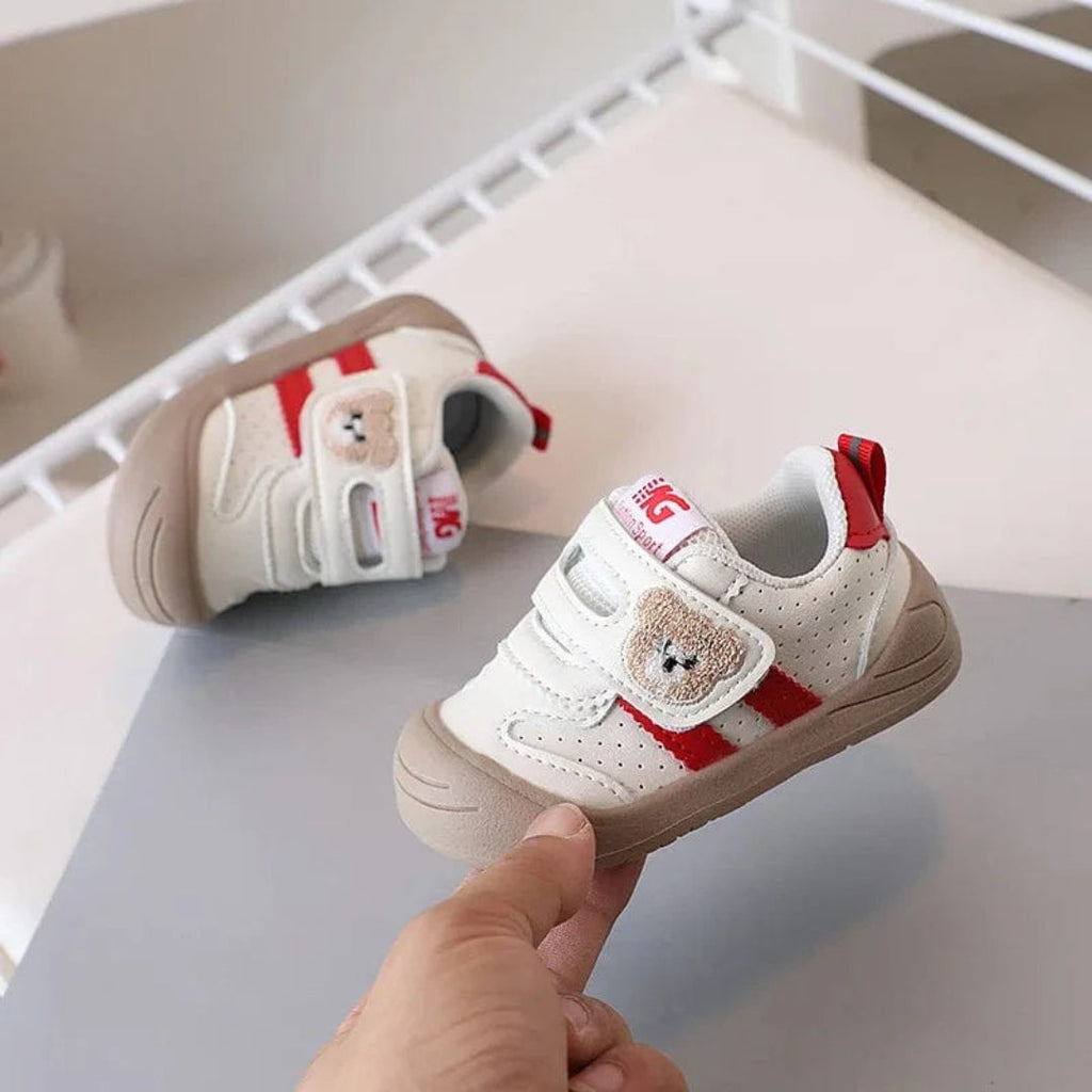 Baby shoes with a popular design