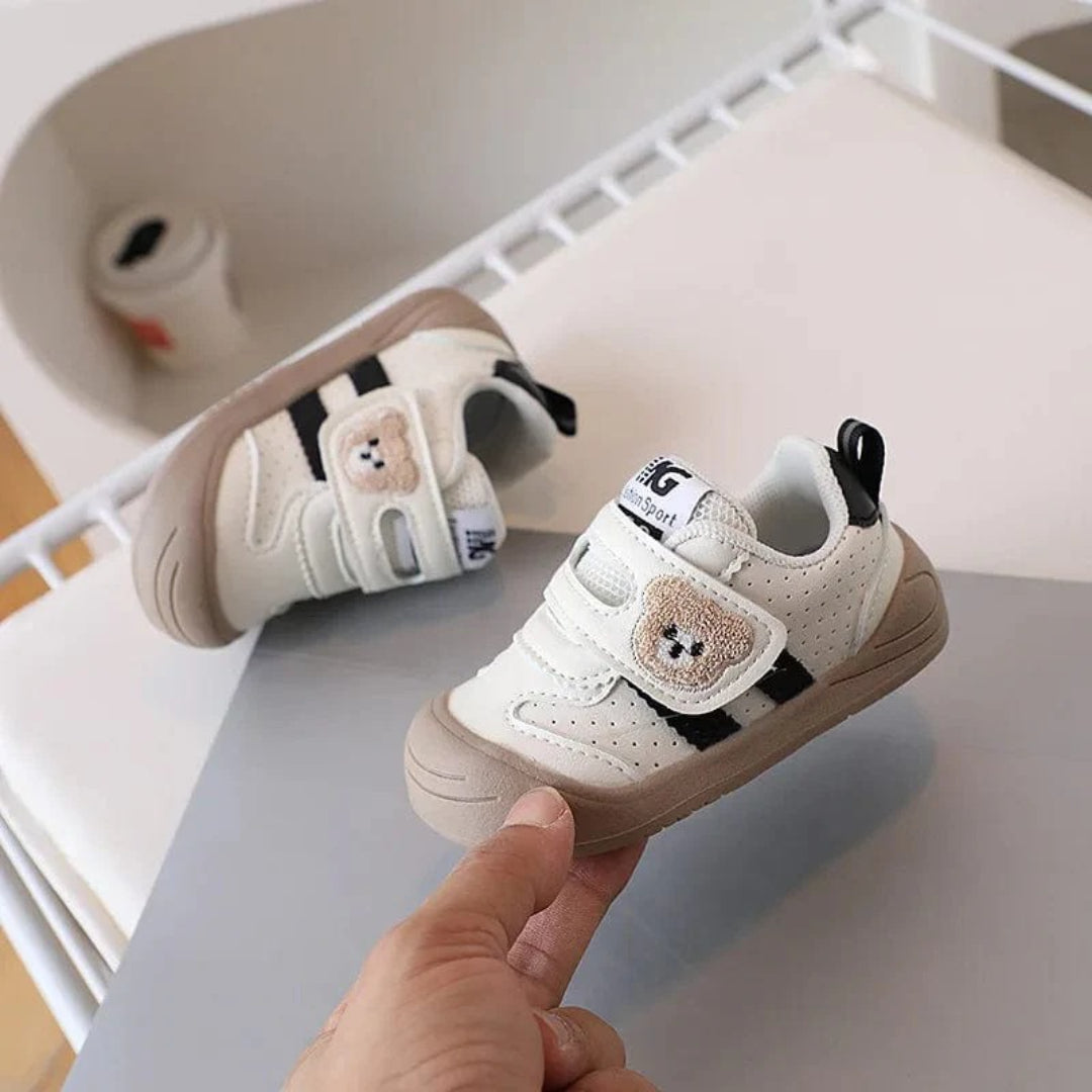 Baby shoes with a popular design