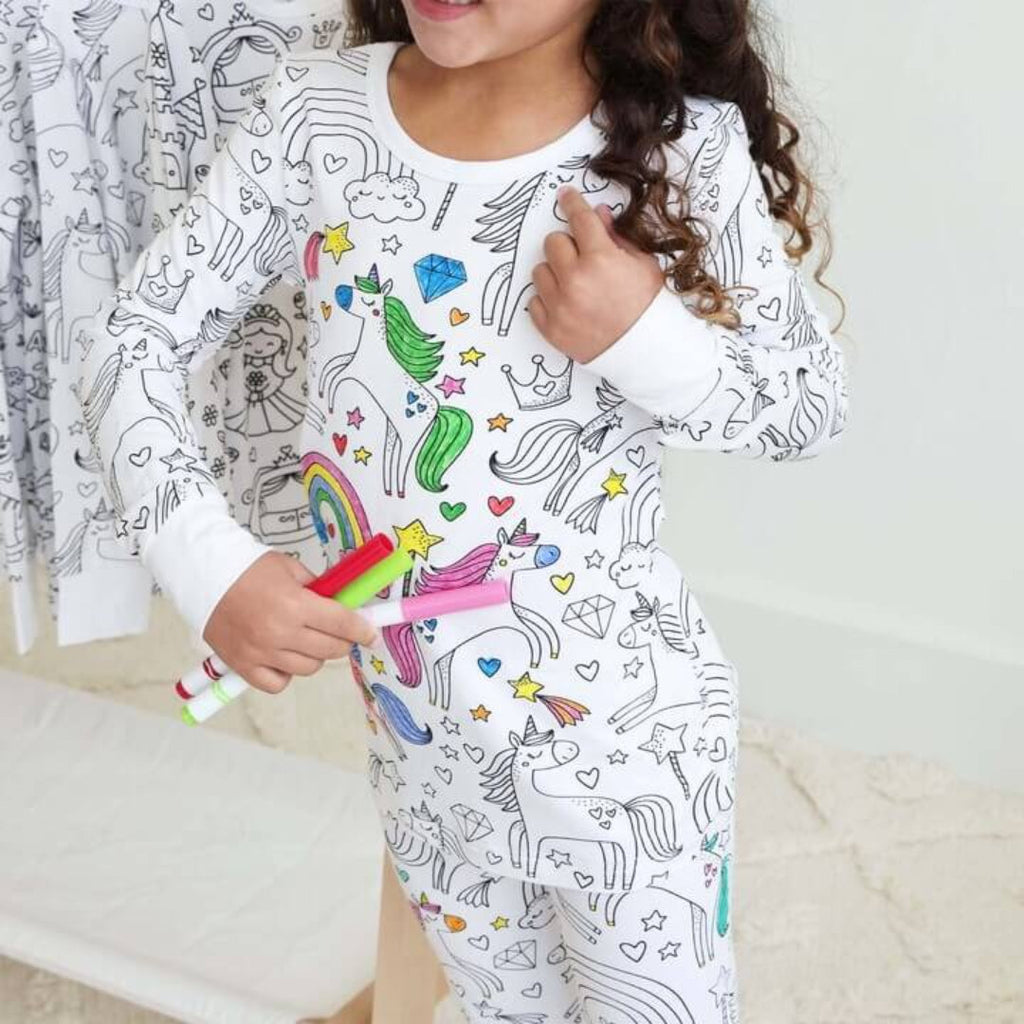 Kids' pajamas that can be drawn on and colored in